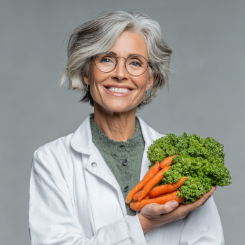 Cuplu de seniori savurând o masă sănătoasă împreună